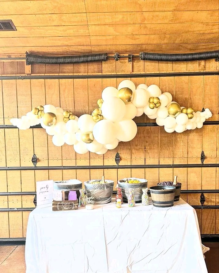 White and Gold Wedding Decor