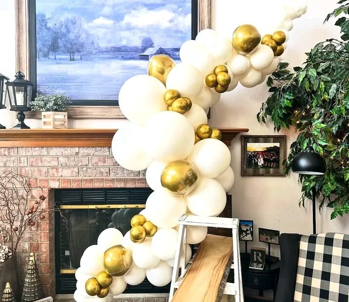 White and Gold Wedding Decor
