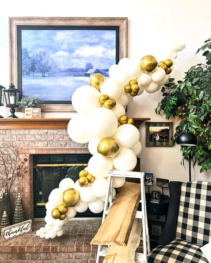 White and Gold Wedding Decor