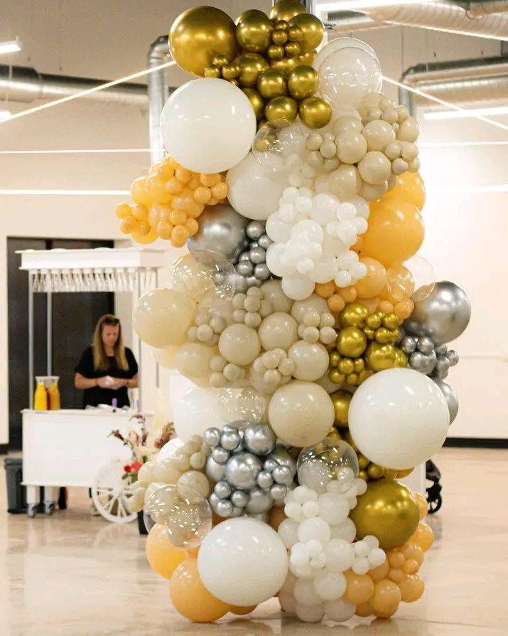 White and Gold Wedding Decor