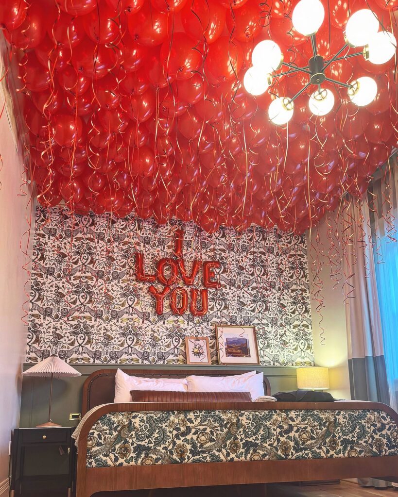 balloon ceiling decor